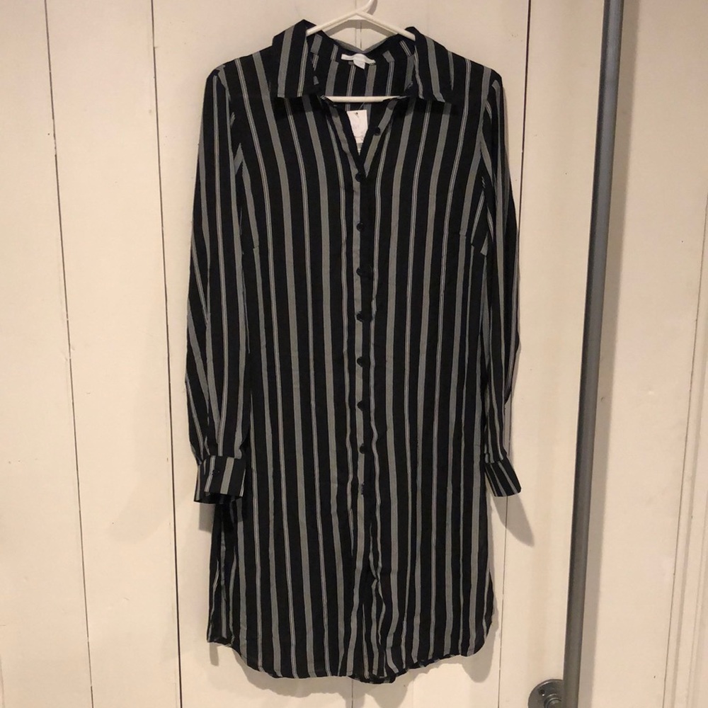 NWT NY&C Shirt Dress size M black and white open on both sides.
